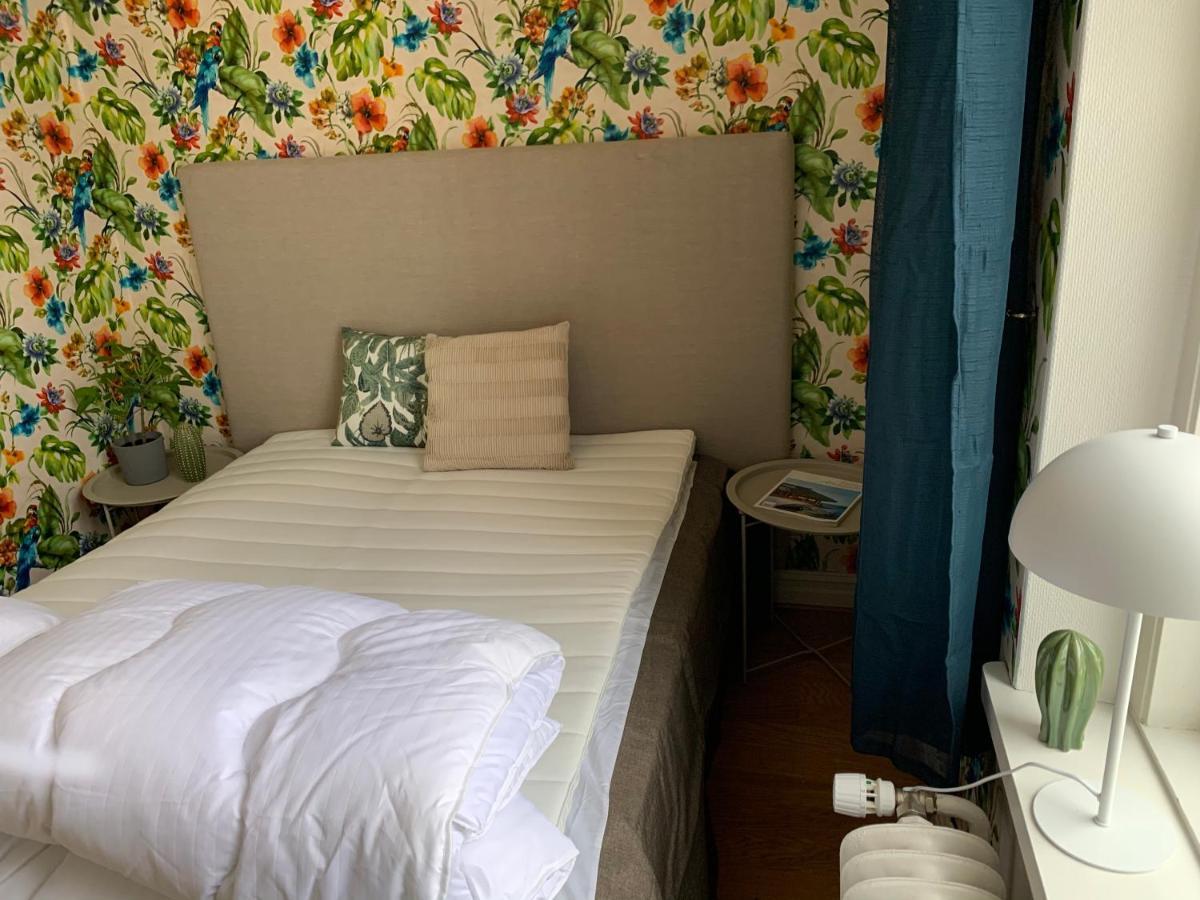 Tree Top Hill - The Old Station House - Bastad Holiday Apartments Bagian luar foto