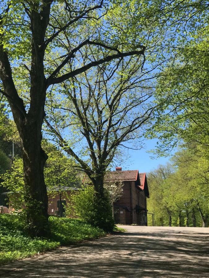 Tree Top Hill - The Old Station House - Bastad Holiday Apartments Bagian luar foto